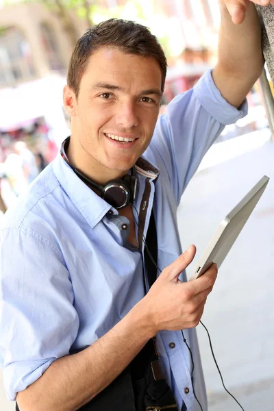 Casual man in de stad met behulp van digitale Tablet PC — Stockfoto