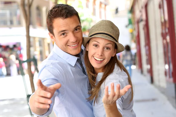 Pareja alegre señalando la mano hacia la cámara — Foto de Stock