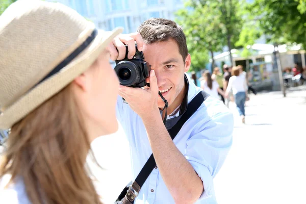 Mannen ta bild av flickvän under veckan slut — Stockfoto