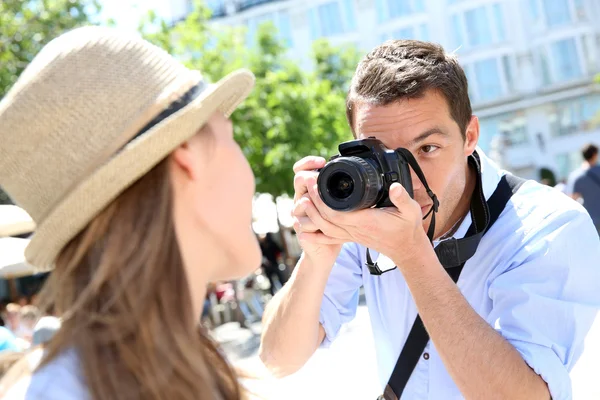 Mann fotografiert Freundin am Wochenende — Stockfoto