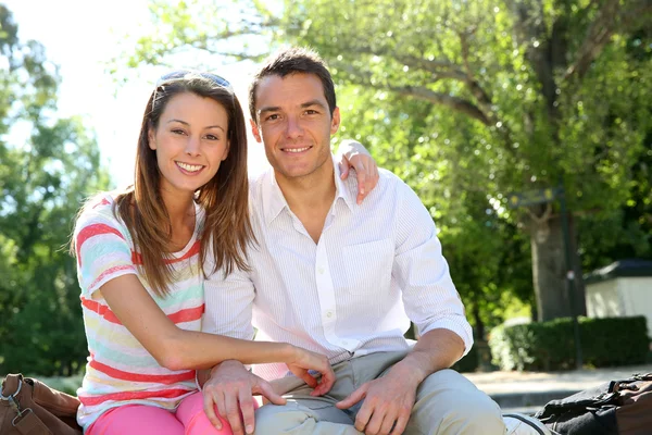 Casal em Madrid relaxante no parque Retiro — Fotografia de Stock