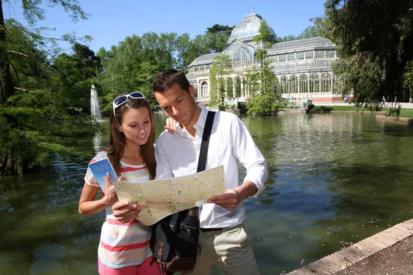 Turistas en Madrid Parque del Retiro por el Palacio de Cristal — Foto de Stock