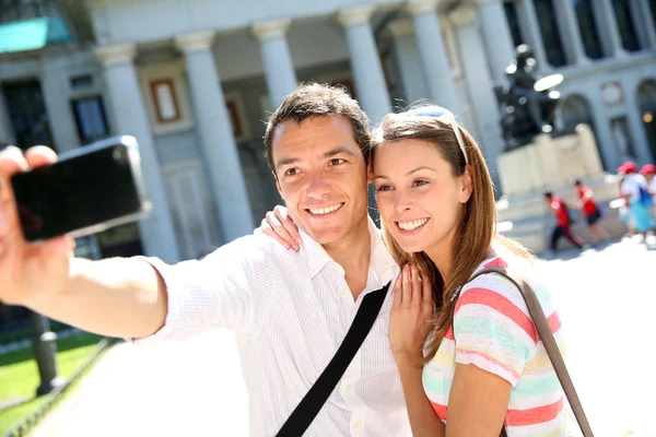 Pareja fotografiada frente al Museo del Prado, Madrid — Foto de Stock