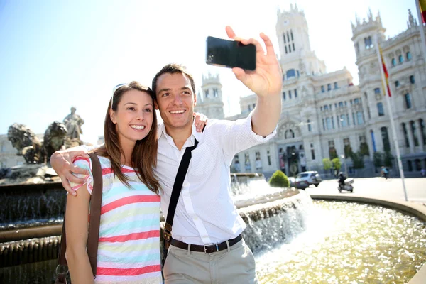 Casal tirar fotos em Plaza de Cibeles, Madrid — Fotografia de Stock