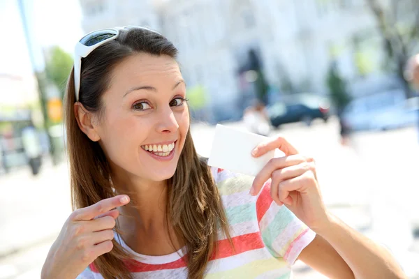 ผู้หญิงที่มีความสุขในการแสดงบัตรผ่านท่องเที่ยว — ภาพถ่ายสต็อก