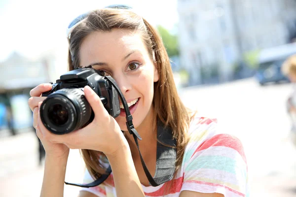 Refleks kamera tutan genç kadın portresi — Stok fotoğraf