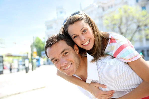 Hombre dando paseo a cuestas a su novia — Foto de Stock