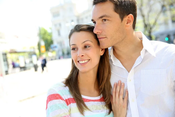 Dulce pareja caminando en la avenida de la ciudad — Foto de Stock