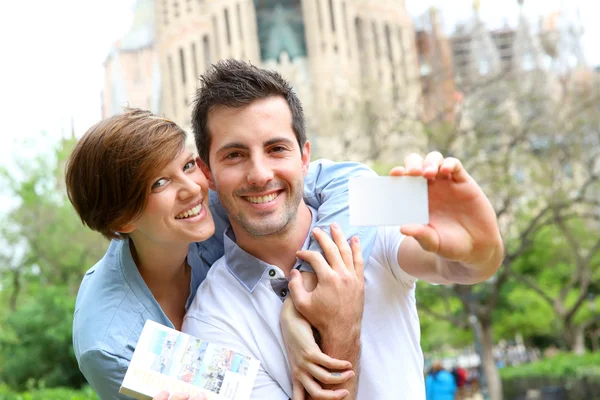 Pareja con pase de visitante en Barcelona — Foto de Stock