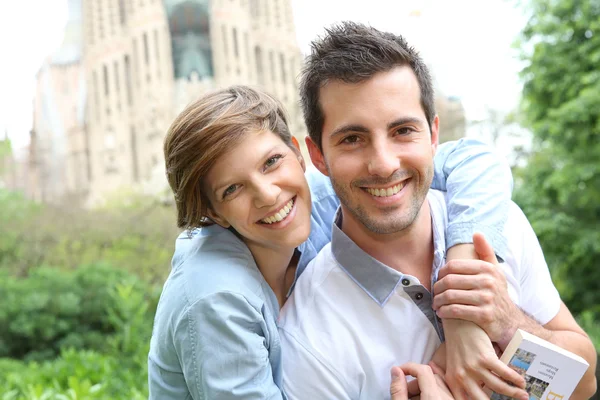 Portret van cheeful paar in barcelona — Stockfoto