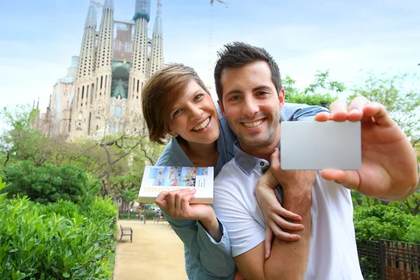 Paar met bezoeker pass in barcelona — Stockfoto