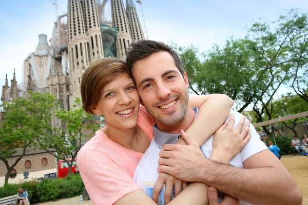 Пара, стоящая у церкви Саграда Фамилия, Испания — стоковое фото