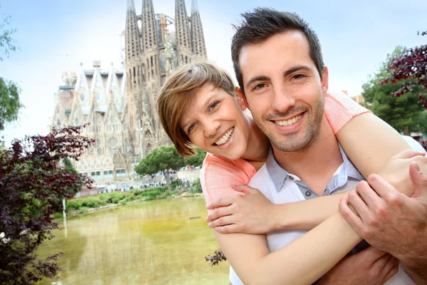 Casal em pé junto à igreja da Sagrada família, Espanha — Fotografia de Stock