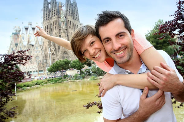 Casal em pé junto à igreja da Sagrada família, Espanha — Fotografia de Stock