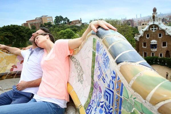 Touristenpaar entspannt sich auf Güll-Parkbank — Stockfoto