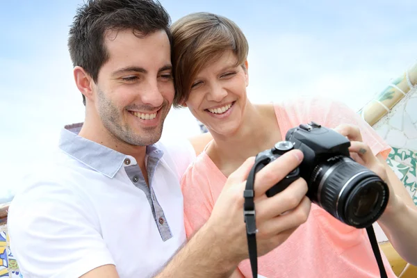 Turistas en el parque Guell mirando fotos de cámaras —  Fotos de Stock