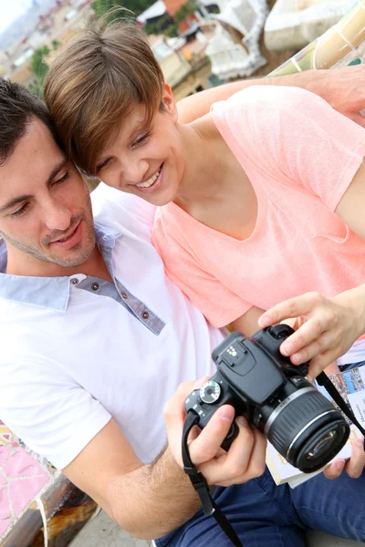 Turisti nel parco Guell a guardare le riprese della fotocamera — Foto Stock