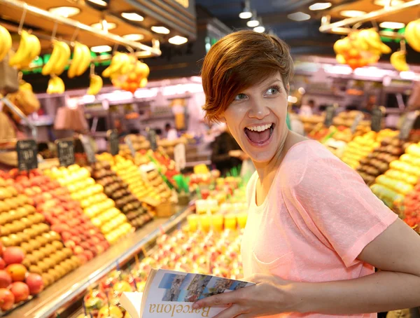 Girl with traveler book in la Boqueria market, Barcelona — Stock Photo, Image