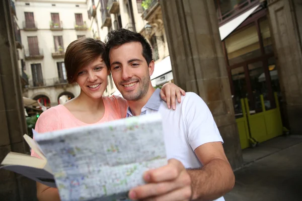 Çift turist Plaza real de barcelona — Stockfoto