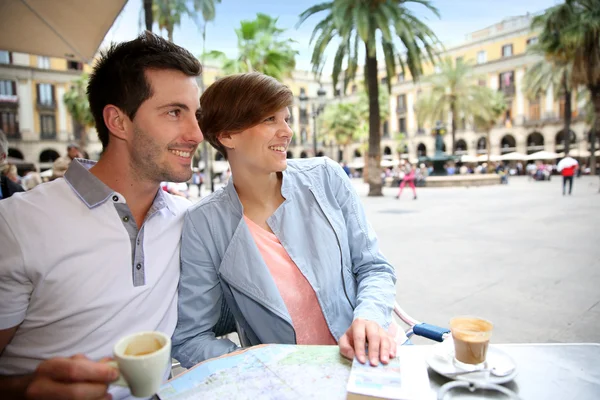 Casal em Barcelona sentado à mesa do restaurante na Plaza Real — Fotografia de Stock