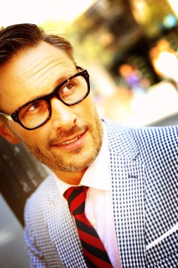 trendy adam gözlük ve kravat