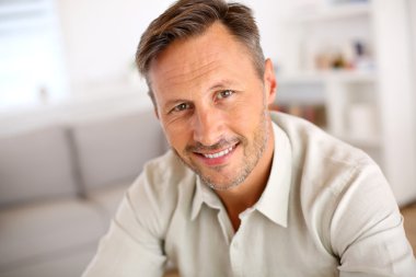 Adam evde dinleniyor.