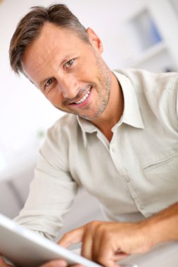 yakışıklı olan tablet kullanma