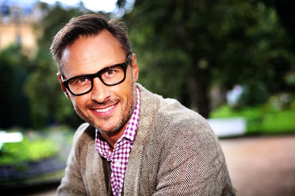 Homme à lunettes dans la rue — Photo