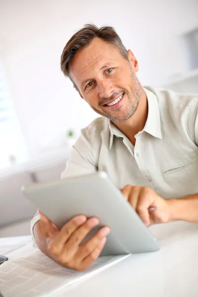 Handsome guy using tablet — Stock Photo, Image