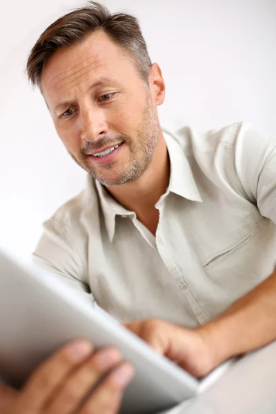 Knappe jongen met behulp van Tablet PC — Stockfoto