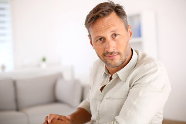 Adam evde dinleniyor.