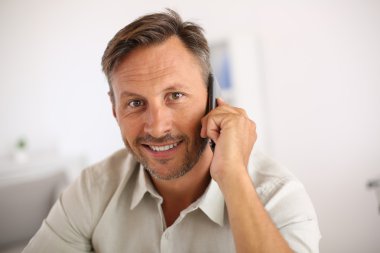 yakışıklı adam telefonda konuşurken