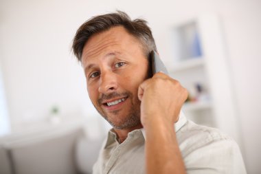 yakışıklı adam telefonda konuşurken