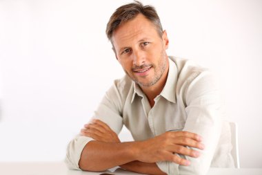 masada oturan yakışıklı adam