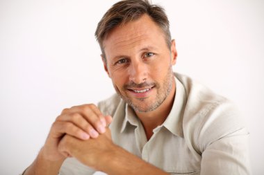 masada oturan yakışıklı adam