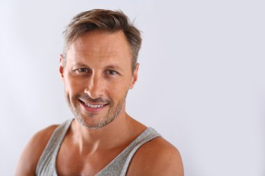 yakışıklı adam kameraya bakan