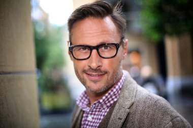 gözlük yakışıklı adam