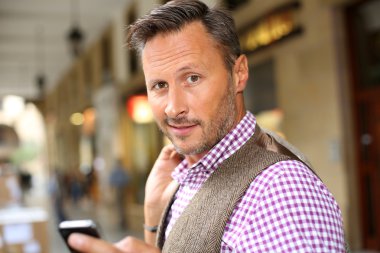 Cep telefonu kullanan adam