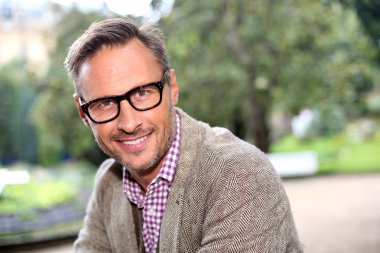 gözlük yakışıklı adam