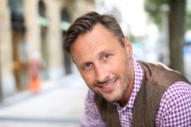 zarif adam sokakta oturuyor