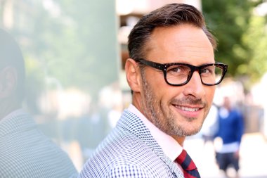 gözlük ve kravat trendy adam