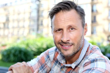 kentsel sahne yakışıklı adam