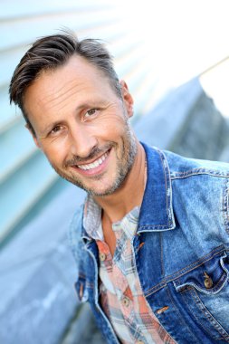 Modern Şehir Binası olarak duran adam