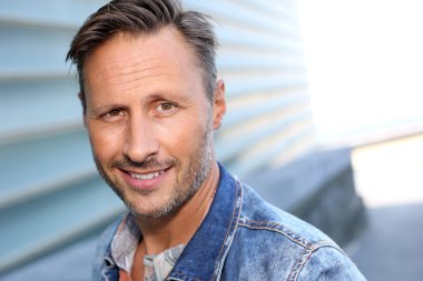 Modern Şehir Binası olarak duran adam