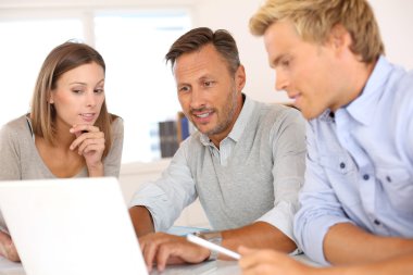 İş Takımı Proje Üzerinde Çalışıyor