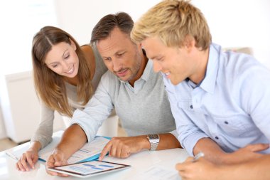 insanlar iş planı üzerinde çalışma