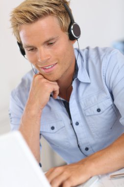 satıcı ile konferans görüşme içinde kulaklık