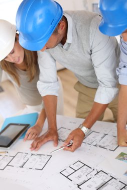 projede çalışan insanlar inşaat