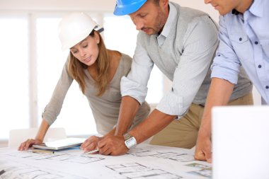 projede çalışan insanlar inşaat