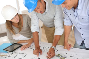 projede çalışan insanlar inşaat